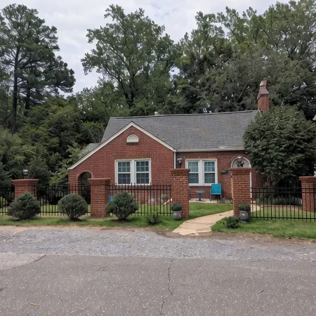 Holly Hill..  3-bedroom home in Historic Gastonia private yard 20min to Airport