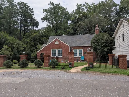 Holly Hill..  3-bedroom home in Historic Gastonia private yard 20min to Airport - 4-Star