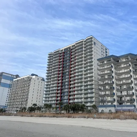 Beachfront, spacious 4-bedroom condo with WiFi, AC in phenomenal Myrtle Beach