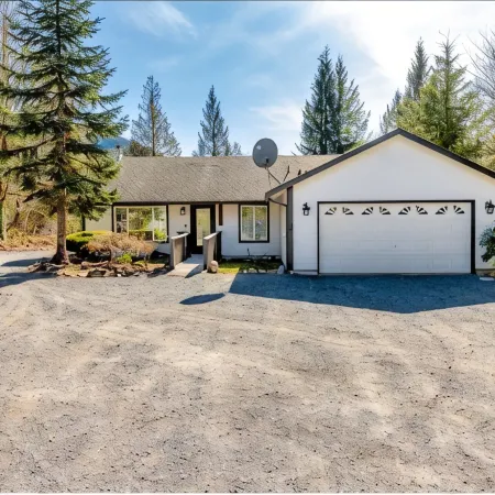 Remodeled Cottage w/Hot tub, 15 mins away from Mt. Rainier Park entrance