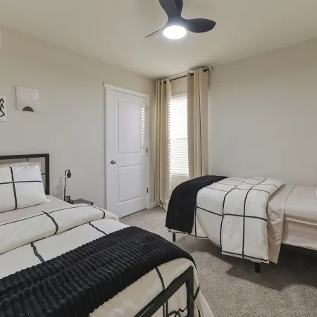 Spacious 5-bedroom house with AC and WiFi in fantastic NE Ankeny