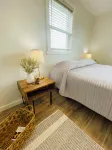 Water’s Edge Retreat, Charming 2-bedroom Lake House, marvelous Shipshewana
