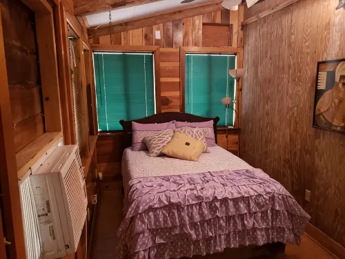 Cozy waterfront cabin on 20 acres - 2 étoiles