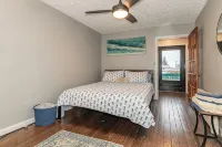 Charming 2-bedroom Suite with balcony overlooking the Lake in Fairport Harbor - Homestays