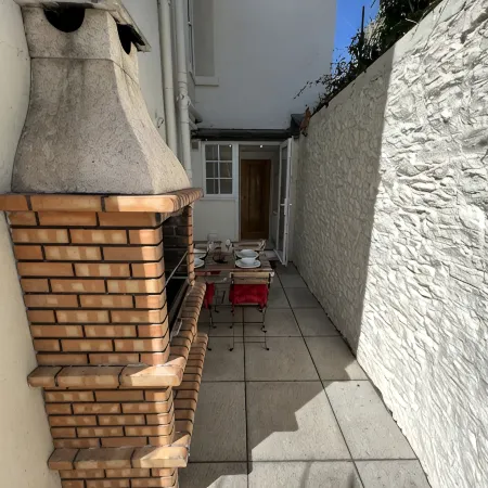 Luxury 3 bed apartment a few minutes walk from beach, harbour and town!
