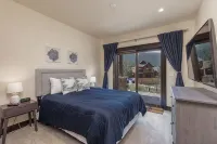 Modern ski house with gourmet kitchen, ski views, hot tub/pool, steps to gondola