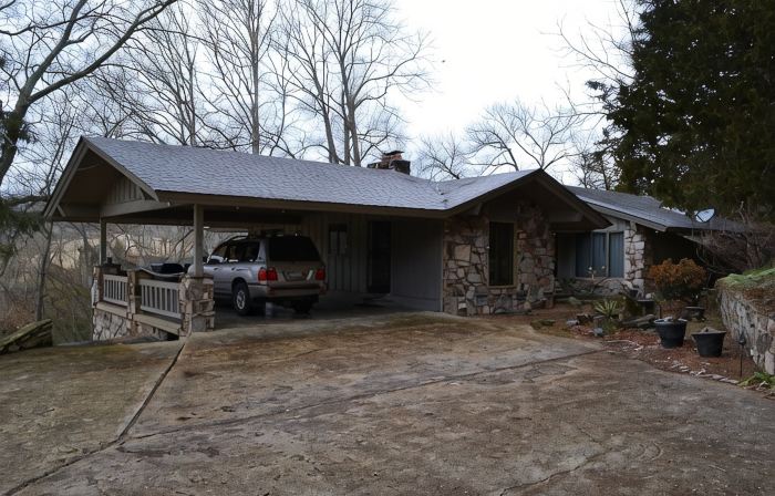 Riverfront, golf course retreat with pool!