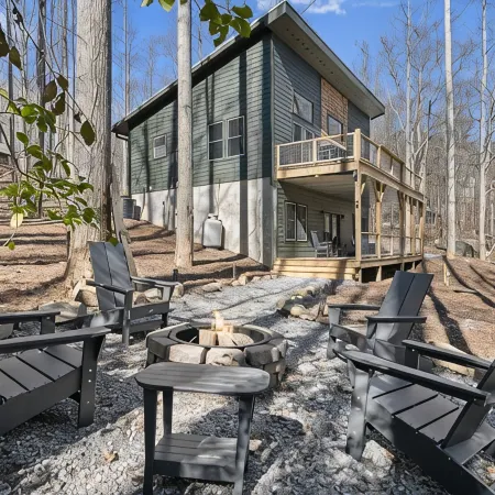 NEW Mountain Modern Hideaway! - Walk to Disc Golf