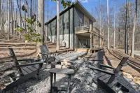 NEW Mountain Modern Hideaway! - Walk to Disc Golf