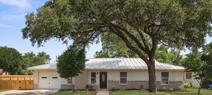 NEW remodeled Charming Home. 3-bedroom/2 full bath close to downtown Boerne. Hotels in Boerne