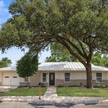 NEW remodeled Charming Home. 3-bedroom/2 full bath close to downtown Boerne.