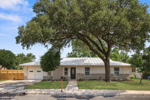 NEW remodeled Charming Home. 3-bedroom/2 full bath close to downtown Boerne.