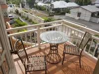 Spacious, Centrally Located 2BR Apartment: The Heart of Kingston - บังกะโล