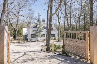 Iconic  Charles Moore Springs home with dock and our home is pet-friendly Hotels in 
