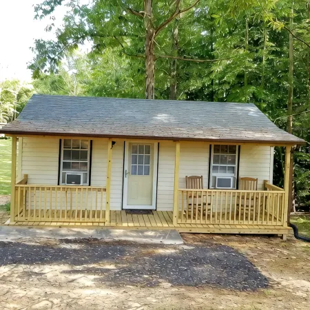 Tiny House - 6 miles from Averett University and 5.4 miles from Caesars Virginia