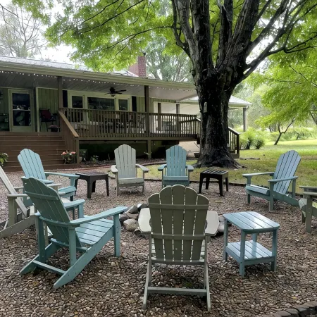 The Little River Farmhouse – Your Smoky Mountain Riverside Retreat Отели в г. Таунсенд