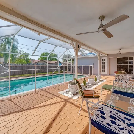 MODERN HOME WITH HEATED POOL! CLOSE TO SAWGRASS MILLS MALL! FLEXIBLE CHECK IN