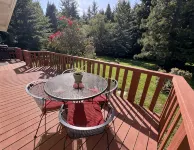 Private mid-century modern hideaway in forest near the river and sea. - 3 stjerner