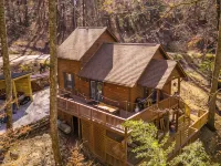 Charming 2-bedroom cabin close to Bryson City with AC, WiFi, Hot tub Hotels in Qualla