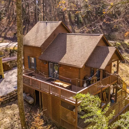 Charming 2-bedroom cabin close to Bryson City with AC, WiFi, Hot tub