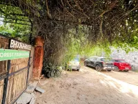 Bhoora House - parking