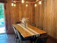Charming 2-bedroom cabin in enchanting Wadesville with Heat, AC, WiFi, Hot Tub Hotéis em Posey County