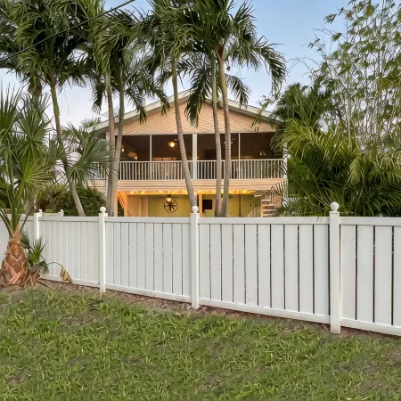 Coral Cove: Walk to the Beach! Heated pool! Prime North End!