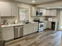 Cheerful 3-bedroom home w/free parking on premises - Wifi