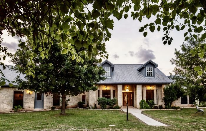 5 bedroom house w/pool -- private ranch just 1 hr from Waco