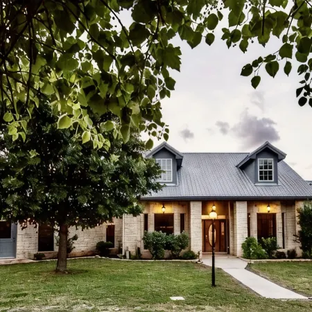 5 bedroom house w/pool -- private ranch just 1 hr from Waco
