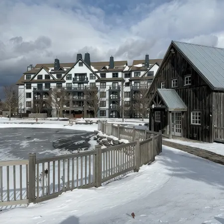 New Renovated 3BR/4BTH Condo Sleeps 10 Gym Heated Pool Walk to Stratton Mtn
