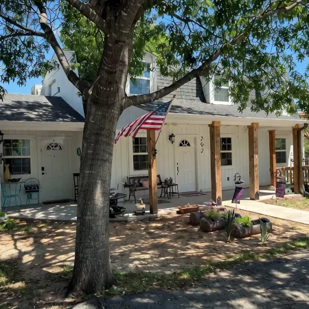Couples retreat~two minute walk to historic downtown Square~Centrally located.
