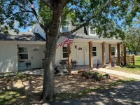 Couples retreat~two minute walk to historic downtown Square~Centrally located.