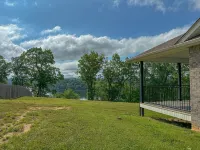 5-Bedroom Vacation Home with Private Slip, Just 10 Minutes from the Marina - 3-Star