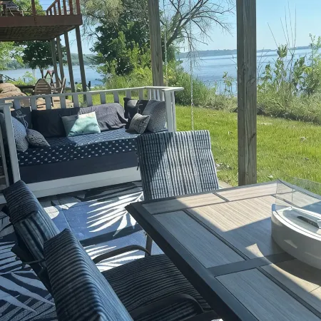 Cozy Cabin on Lake Wisconsin Skiing, Fishing & Hiking Retreat