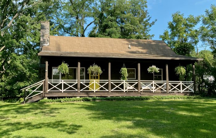 Luxurious & Modern 3 BR 1.5 Bath Log Cabin