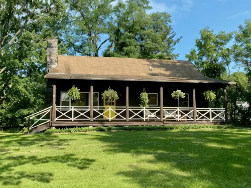 Luxurious & Modern 3 BR 1.5 Bath Log Cabin