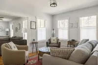 4-minutes to Sugarbush, steps to Warren Village!