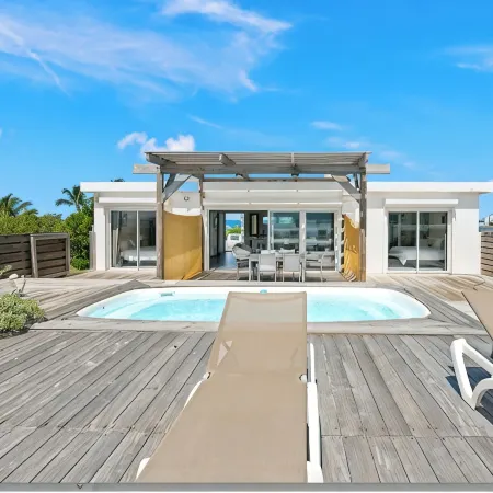 Oceanfront amazing 2 BR Villa - 2 min from the beach