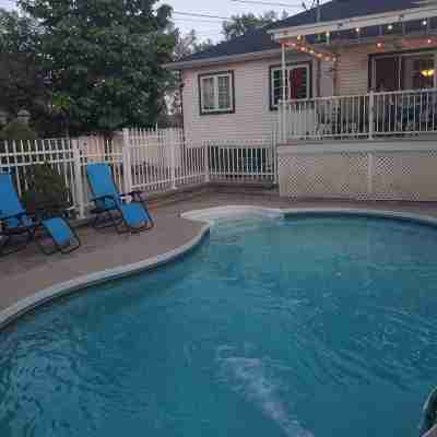 Attractive house perfectly located at crossing river, 10 min to Ottawa! Fitness & Recreational Facilities