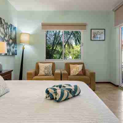 Quiet and Cozy Eagle Beach Area w/King Bed Rooms