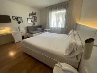 بول آند جرايس هوتل Hotels near إف جي سي - بلاسا مولينا