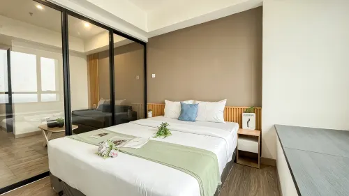 Basic Brown Accent 1BR Apartment Collins Boulevard By Travelio - 3-Star