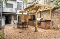 Hidden Garden Retreat in the Heart of Historic Savannah - Condos
