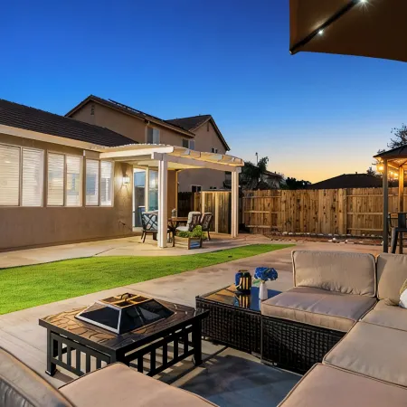 Lux Stay w/ Sauna, BBQ, Firepit, Outdoor Dining, Air Hockey Close to Hard Rock !