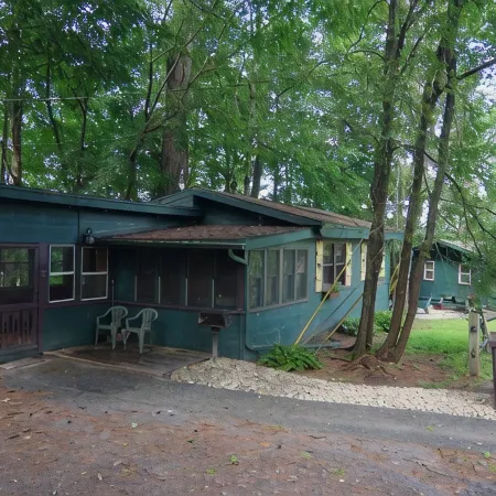 Cottontail Cabin at the Adirondack Lodge =- 5 mins to Lake George Village