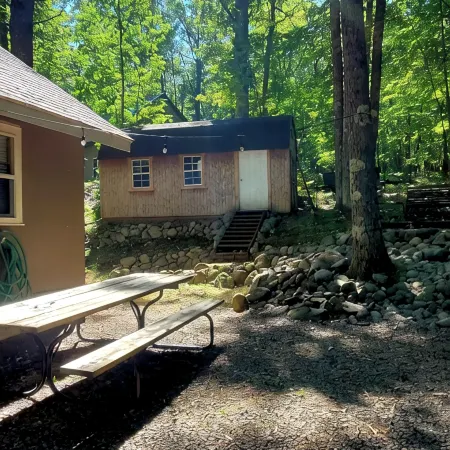 Cozy cabin just steps away from Upper Post Lake.  Pet friendly with a small fee!