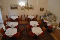 Pension Walzerstadt - Bed and Breakfasts