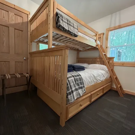 Cozy cabin just steps away from Upper Post Lake.  Pet friendly with a small fee!