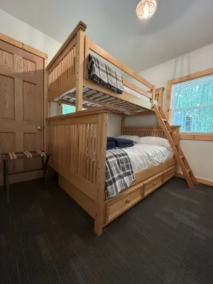 Cozy cabin just steps away from Upper Post Lake.  Pet friendly with a small fee!